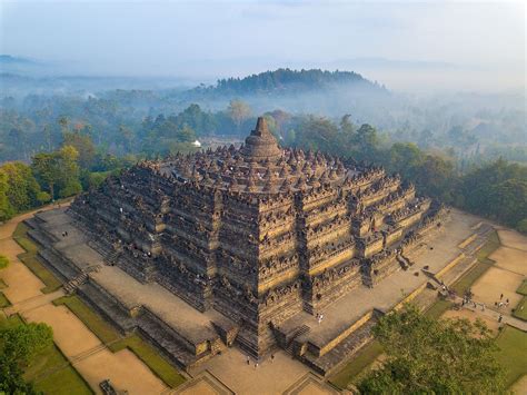 Candi Borobudur: Ein Meisterwerk der buddhistischen Architektur, ein mystisches Reiseziel in Indonesien!