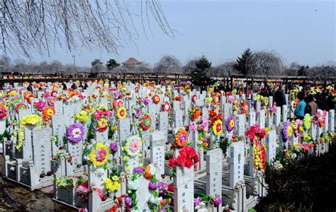 Das Qingmingjie-Gebäude – Eine Ode an die Vergänglichkeit und die Schönheit des Frühlings!