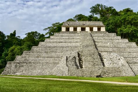  El Templo de las Inscripciones: Ein faszinierendes Geheimnis aus der Maya-Vergangenheit!