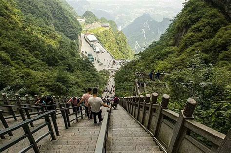  Der Tianmen-Berg: Eine Treppe zum Himmel mit atemberaubenden Aussichten!